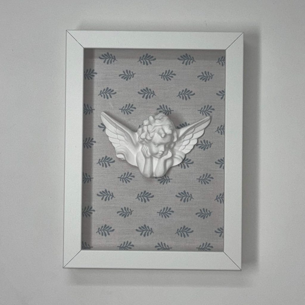 CUADRO ÁNGEL DE LA GUARDA-FLORES AZULES (MARCO BLANCO)