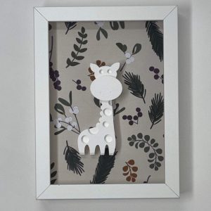 CUADRO JIRAFA- FLORES (MARCO BLANCO)