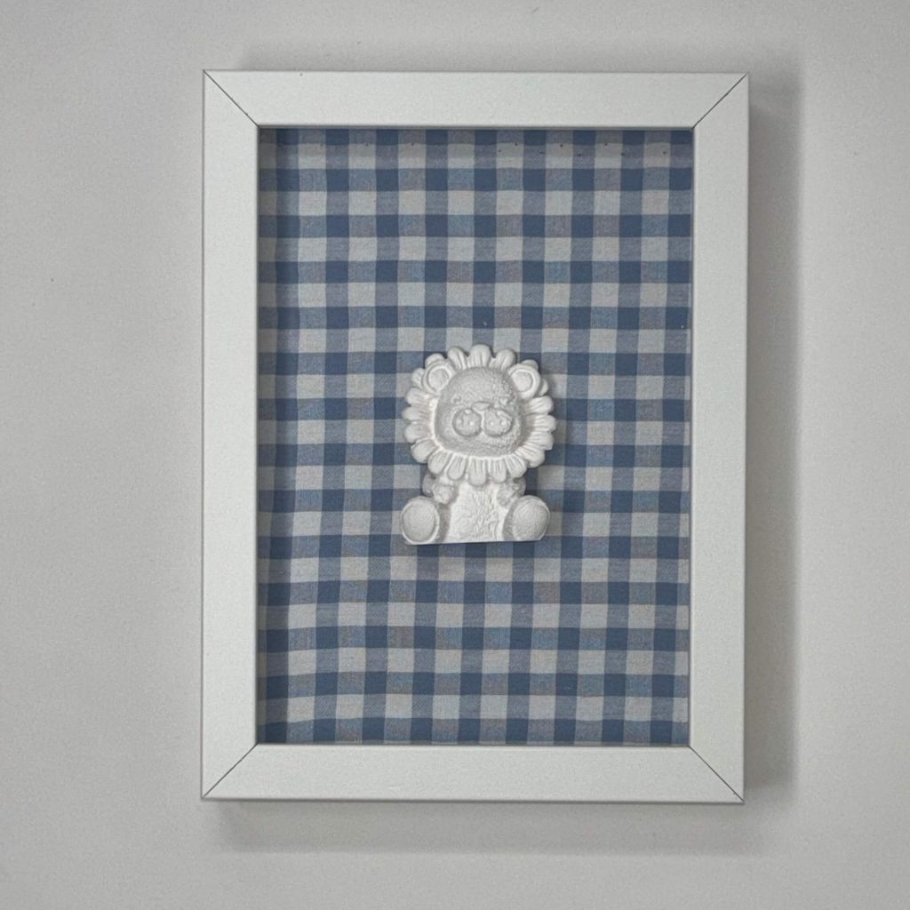 Cuadro León- Vichy azul (Marco blanco)