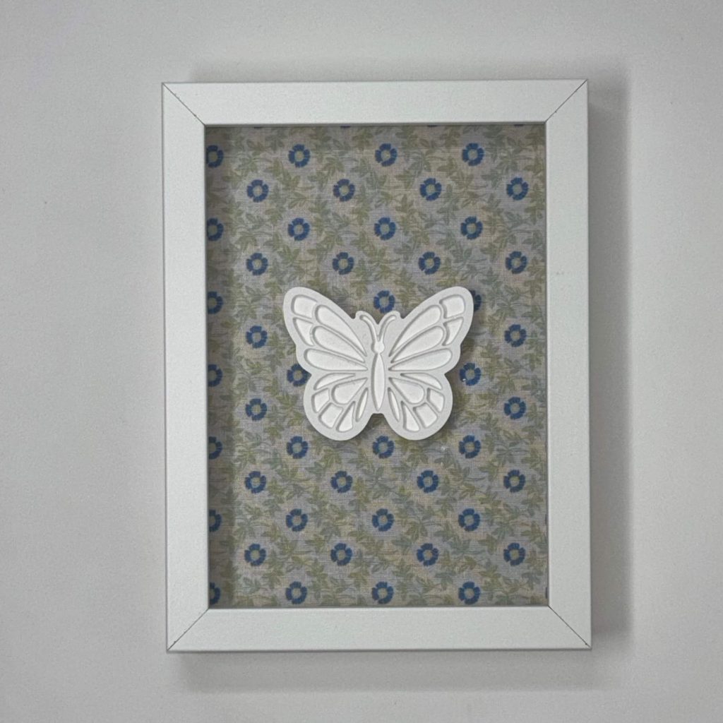 Cuadro Mariposa - Flores verdes y azules (Marco Blanco)