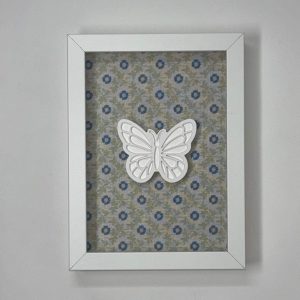 Cuadro Mariposa - Flores verdes y azules (Marco Blanco)