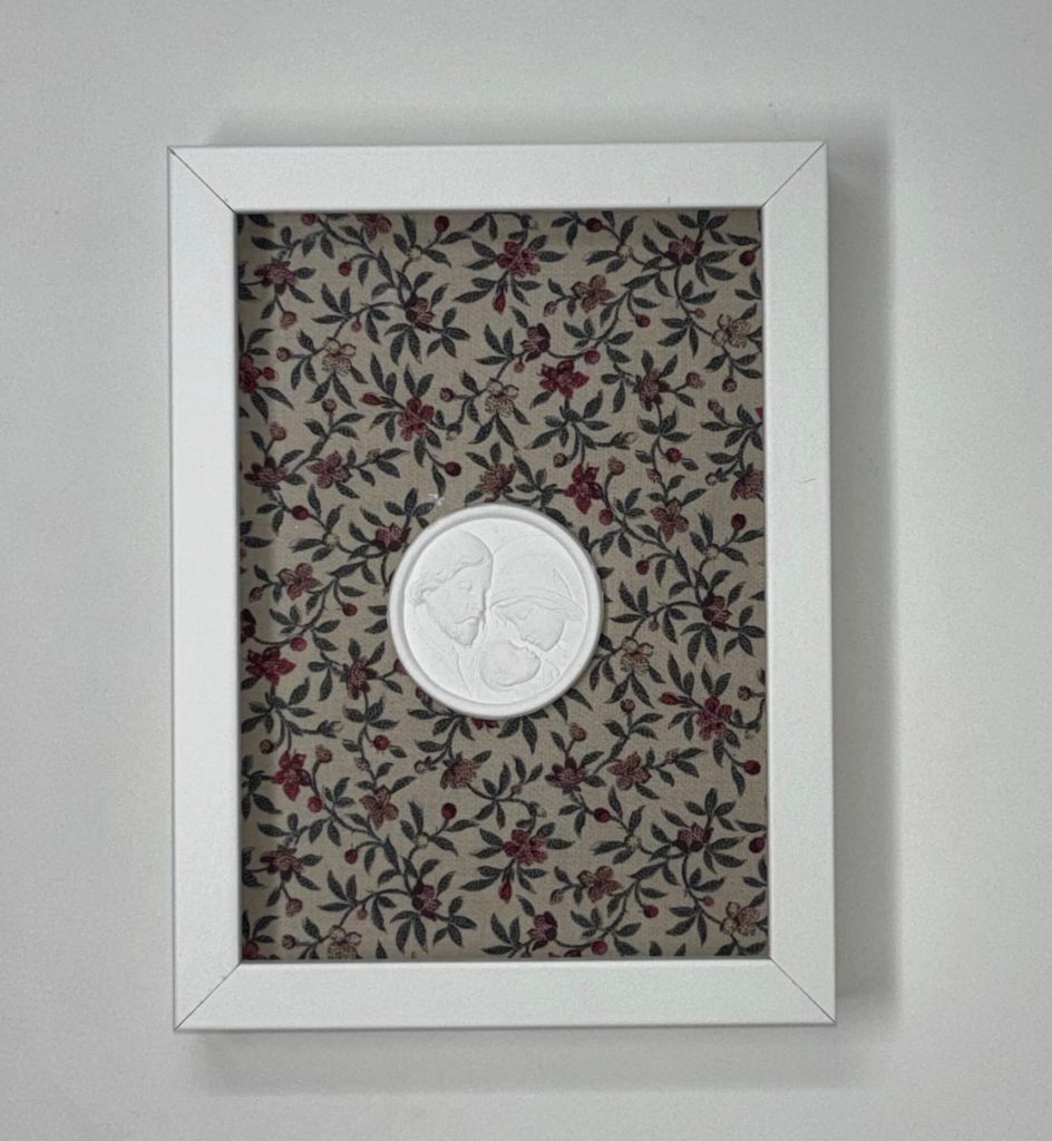 Cuadro Medalla Sagrada Familia-Flores (Marco blanco)