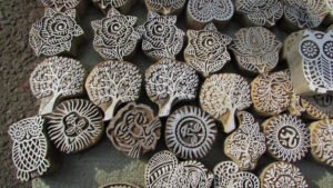 Bloques de madera tallados con motivos florales y árboles para estampar telas en Jaipur, India.